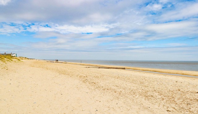 CARAVAN ON CHERRY TREE, pet friendly, with a garden in Burgh Castle