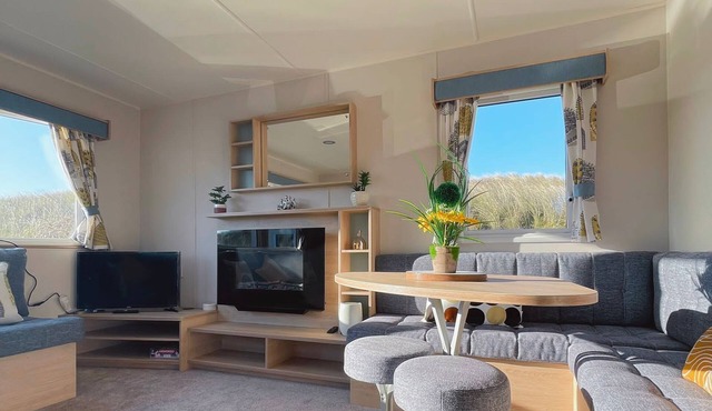 Caravan on Haven resort and small walk to beach!