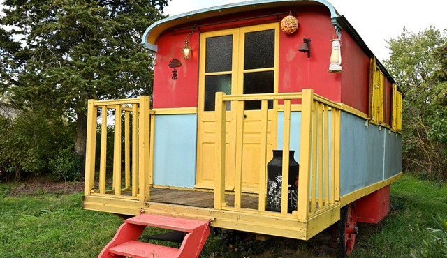 Caravan 'Roulotte Gypsie Violette' with Shared Pool, Private Garden and Wi-Fi