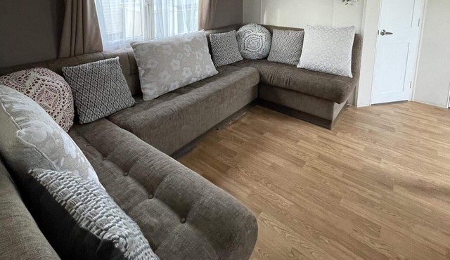 Caravan - Sleeps 10 - Pet Friendly - Parking