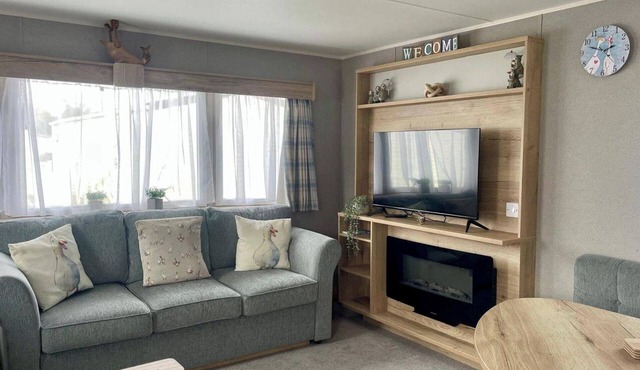 Caravan Sleeps 6 with Pool Access