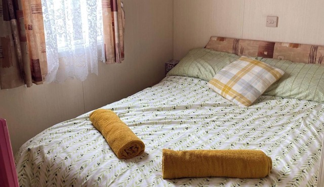 Caravan - Sleeps 8 - Pets Ok - Parking - Patio