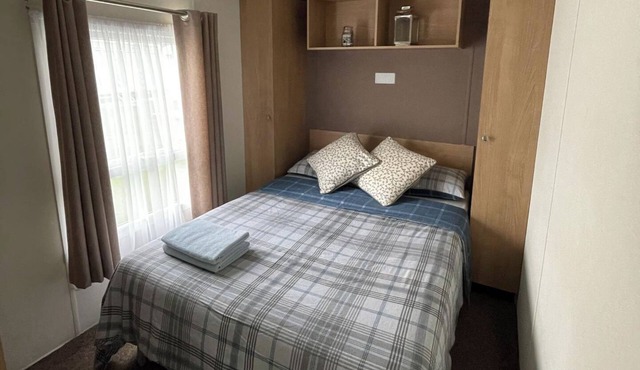 Caravan - Sleeps 10 - Pet friendly - Parking