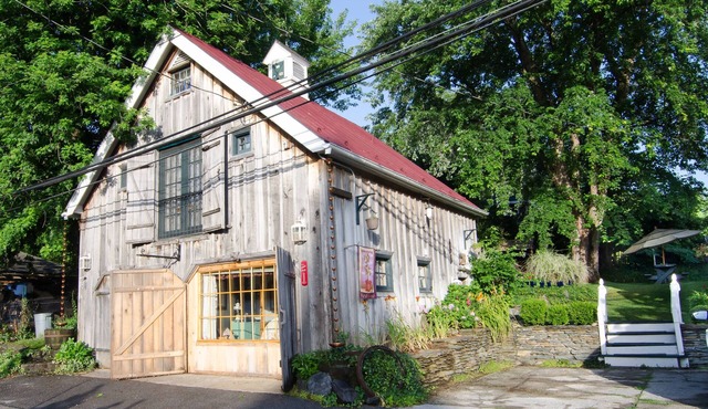 Caravan Suite location Private Lily Garden BnB