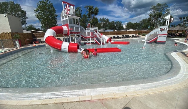 Caravan 'Valras Plage 5 Étoiles' with Shared Pool, Wi-Fi and Air Conditioning