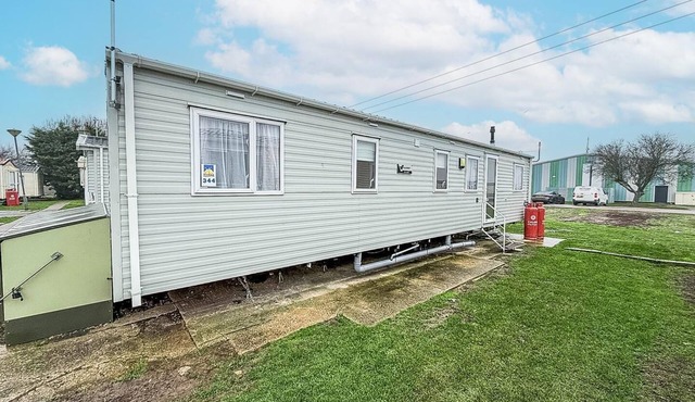 Caravan with four bedrooms & central lounge at Seawick Holiday Park, ref 27344SW