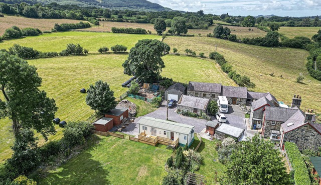 Caravan @ Ysgubor - sleeps 6 guests in 2 bedrooms