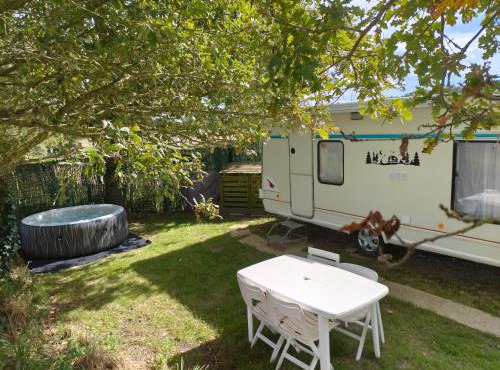 Caravane avec spa privatif en campagne