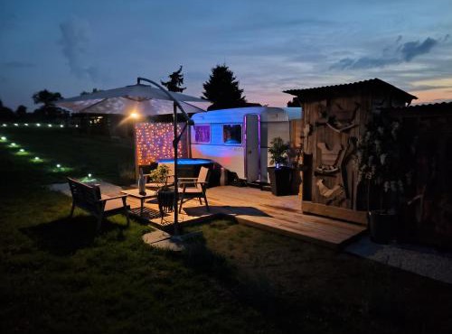 Caravane romantique " La Seventies" avec jacuzzi privatif