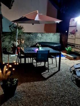 Caravane Zen & Jacuzzi proche des grottes de Bèze