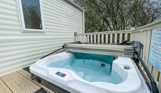 CaravanSleeps6-HotTub-Garden-WaterWonderland