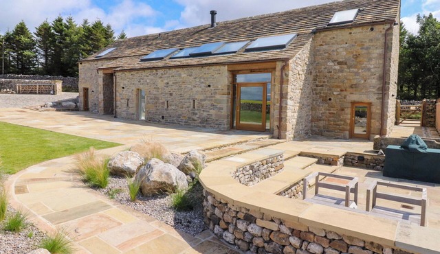 CARDEN LAITHE BARN, pet friendly, luxury holiday cottage in Cracoe