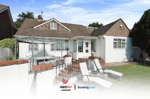 Carden Villa 4 BDR House By Guest Nest Management Short Lets & Serviced Accommodation Brighton With Hot Tub, Pet Friendly