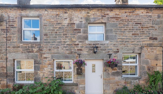 CARDER COTTAGE, pet friendly, character holiday cottage in Longnor