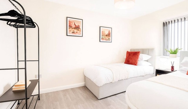 Cardiff 3BR Apartment| Contractors | Sleeps 8