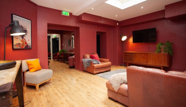 Cardiff Bay Weekend House | Group Rental | 6-12 People