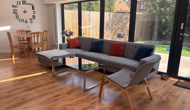 Cardiff Central 3-bed Home | Parking | Garden Pool Table