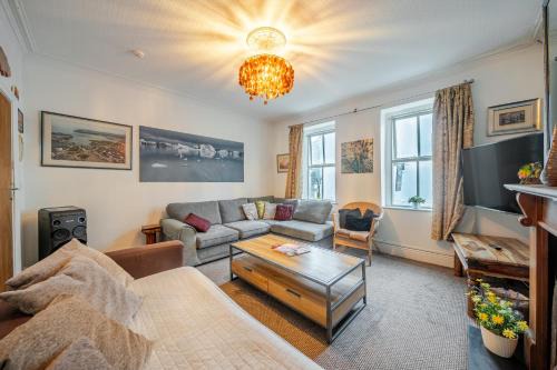 Cardiff City Centre 3BR Home with Fireplace