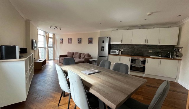 Cardiff City Centre Apartment (with parking)