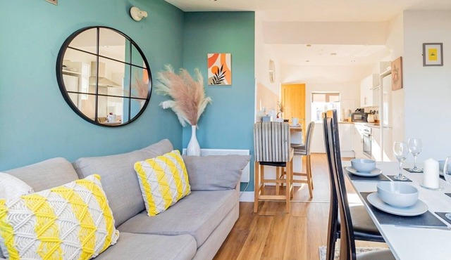 Cardiff Hideaway at Broadway | Sleeps 5