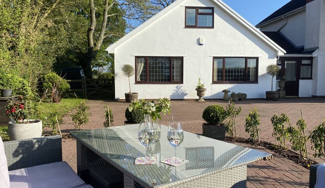 Cardiff/Vale of Glam. Beautifully appointed modern property in cottage style