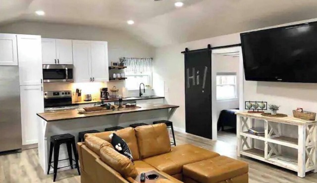 "Cardinal" cabin in 2 acre boutique tiny home resort w pool!