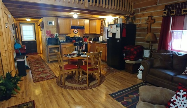 Cardinal Cabin with Hot tub, WIFI, Dish, park pass