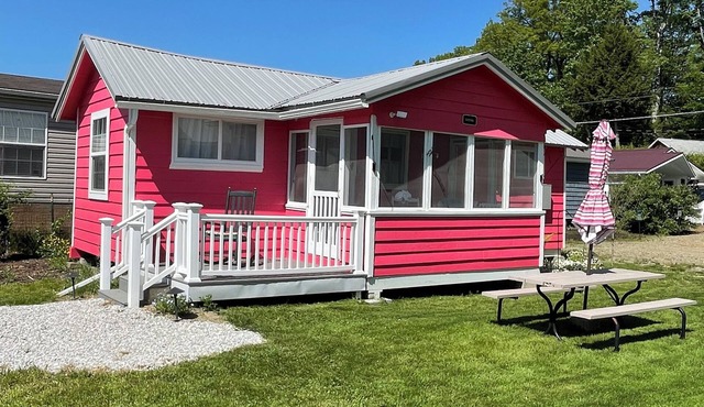 Cardinal Cottage: Cozy Rustic Lakefront Escape at The Pier, Perfect for 5!