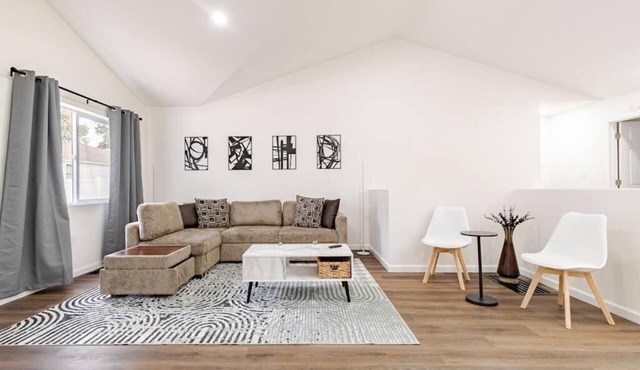 Cardinal Nest - Modern 4BR Home Near Airport, St. Charles & Downtown STL