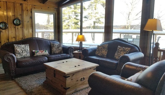 Cardinal Pines Luxury Lakefront Cottage by Beautiful Halls Lake!