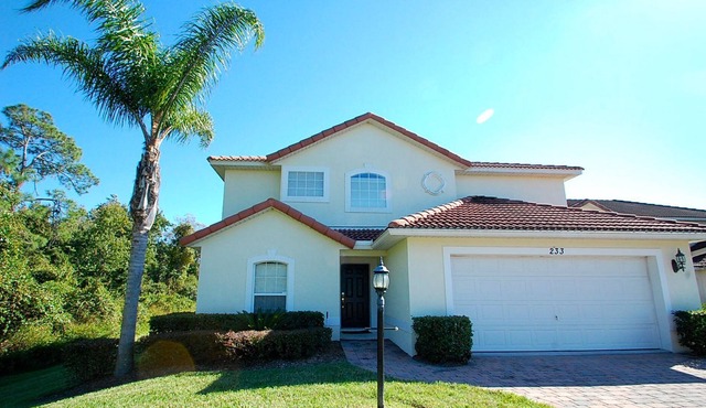 CARDINAL'S HIDEAWAY: 4 bed/4bath secluded lake view disney home