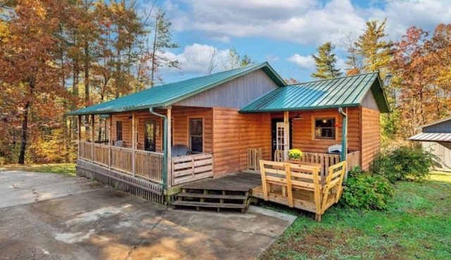 Cardinal's Nest, Cozy Mountain Cabin, Close to Lake James, Pet Friendly!