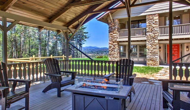 Cardinal's Roost 7 bedroom retreat with a hot tub and fire pit