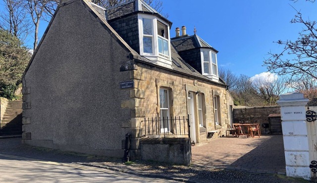 Cardy Cottage sleeps 4, pet friendly, sea views near St Andrews