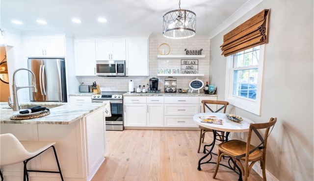 Carefree Coastal Casa 2 miles to Sullivans Island