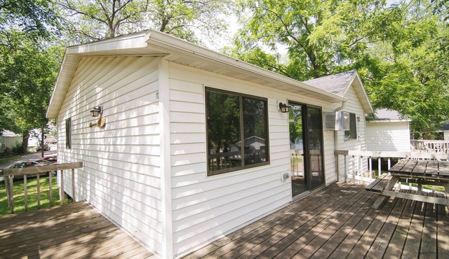Carefree Days, a 3BR cabin with lake views nestled in Riverside Resort