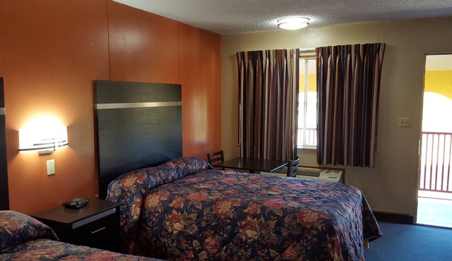 Carefree Inn Flatonia