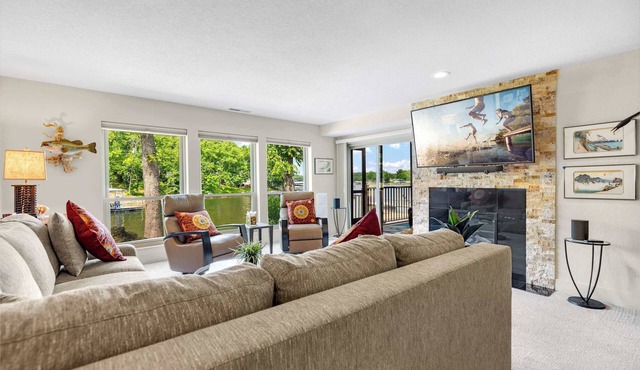 Carefree Tranquility at the Lake – Waterfront Stay for 4 w/Resort Amenities