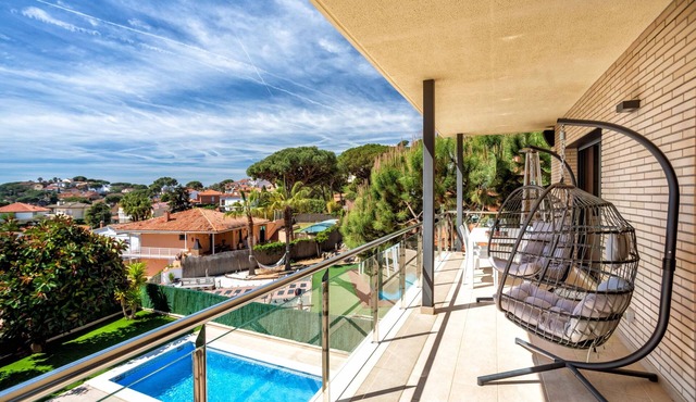 Careful and elegant decoration, with private pool and jacuzzi