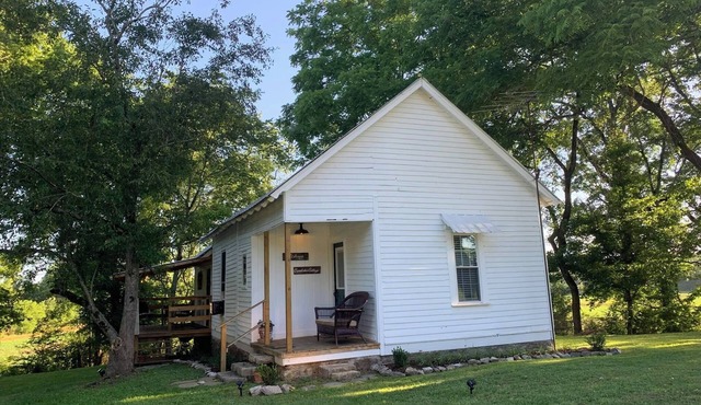 Caretaker cottage with 1 bedroom and WiFi, AC in delightful Dixon Springs