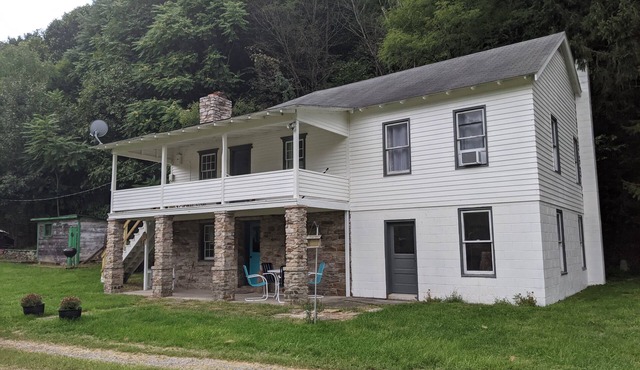 Caretaker's Cottage: 4 BR Pet Friendly River View
