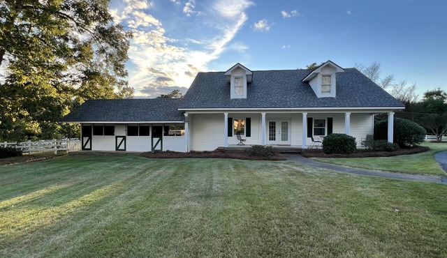 Caretakers Cottage with pool