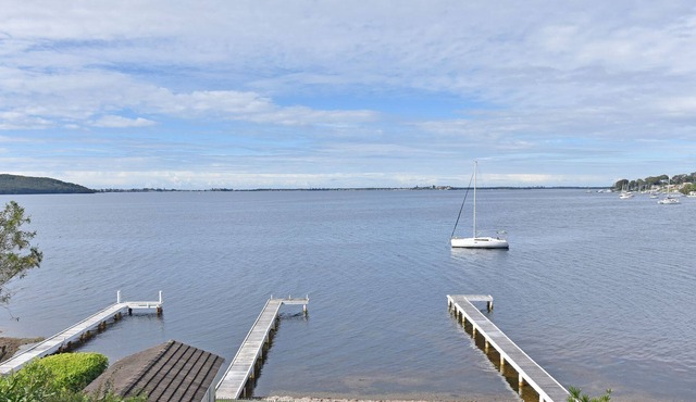 Carey Bay 180 degree Water Views + WIFI