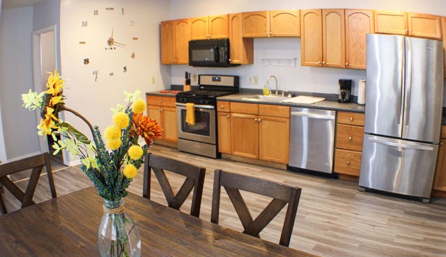 Carey Way Quarters – Modern 2BR Near Carson Street