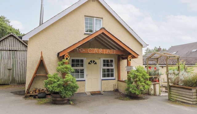 CARIAD COTTAGE, pet friendly, with hot tub in Cross Inn