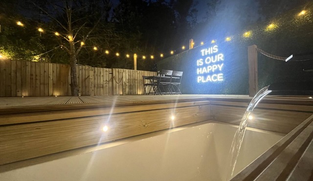 Cariad Pod Set In a Beautiful Location