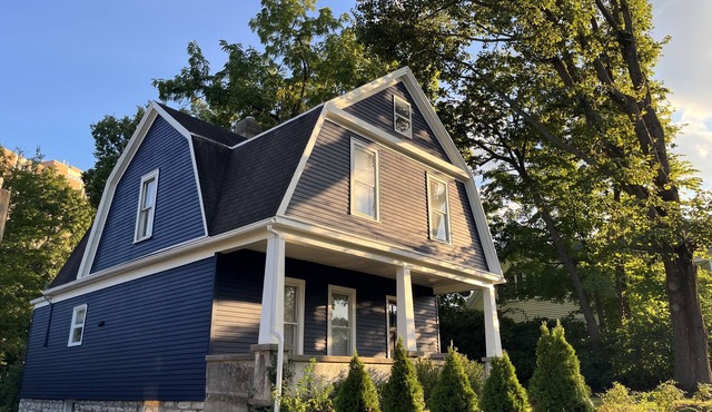 Carillon Cottage - Modern Comfort & Vintage Design