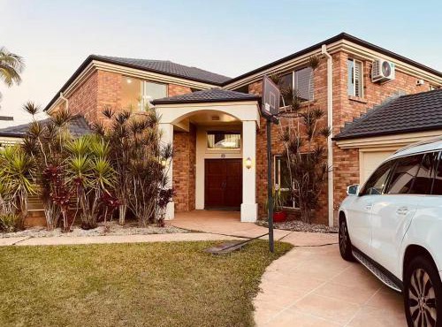 Carindale family home, private pool, leisure accommodation