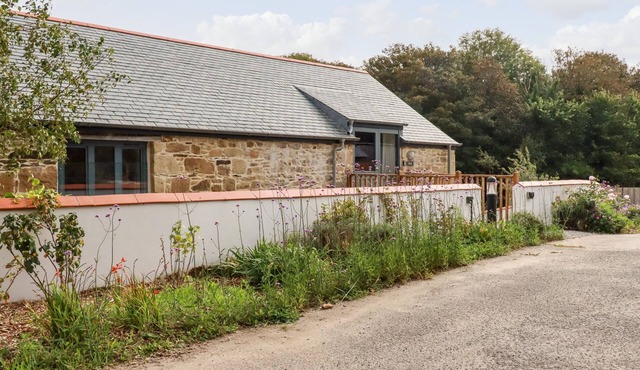 CARINES BARNS - POL, pet friendly, luxury holiday cottage in Cubert