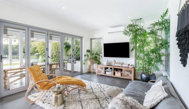 Caringbah South Family Home - 5 Beds + Pool & Pets